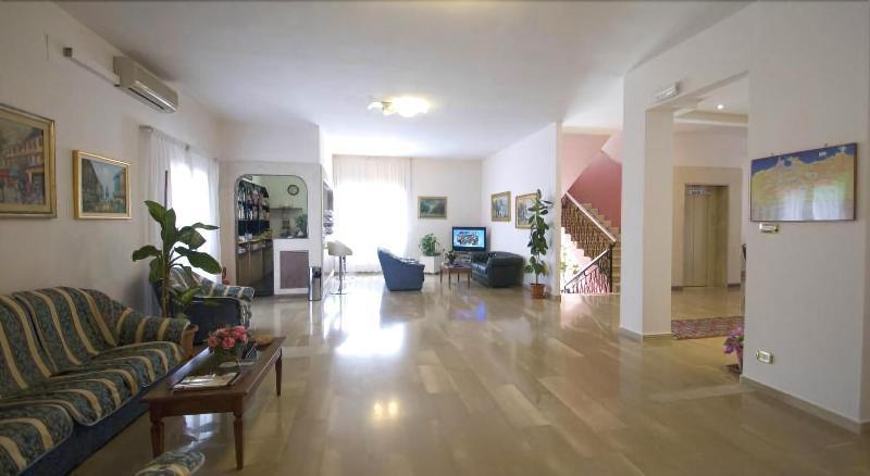 Hotel Riviera Trani Exteriör bild